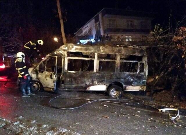 Seyir halindeki minibüs alev topuna döndü, 9 öğrenci son anda kurtuldu