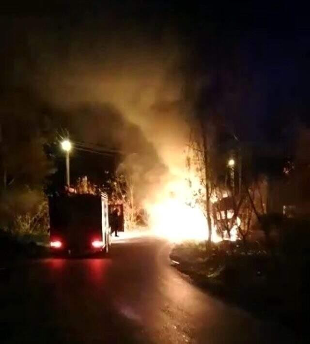 Seyir halindeki minibüs alev topuna döndü, 9 öğrenci son anda kurtuldu