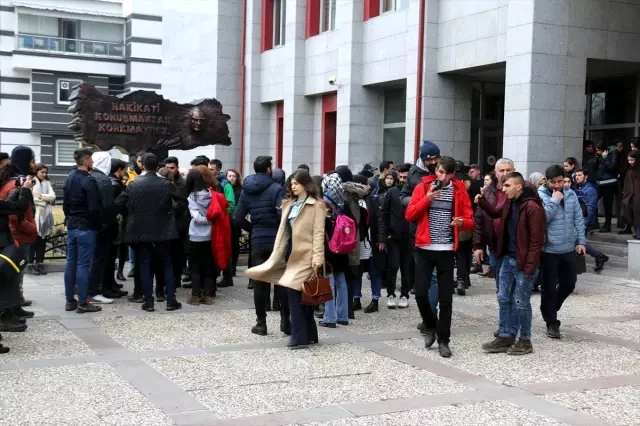 Sosyal medyadan yardım isteyen şiddet mağduru kıza adliyeye gelerek destek oldular