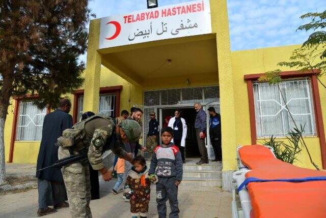 Tel Abyad Hastanesi'nde doğan bebeğe 'Barış' ismi verildi