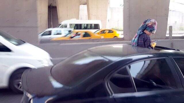 Aracın sunroof'undan çıkan kadın, telefonla oynadı