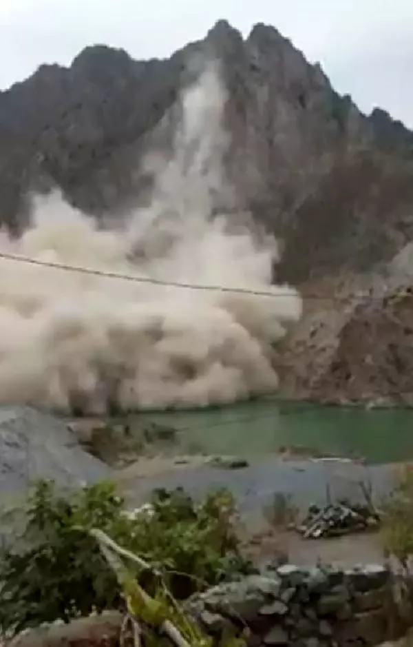 Artvin'de korkutan heyelan Artvin'de korkutan heyelan