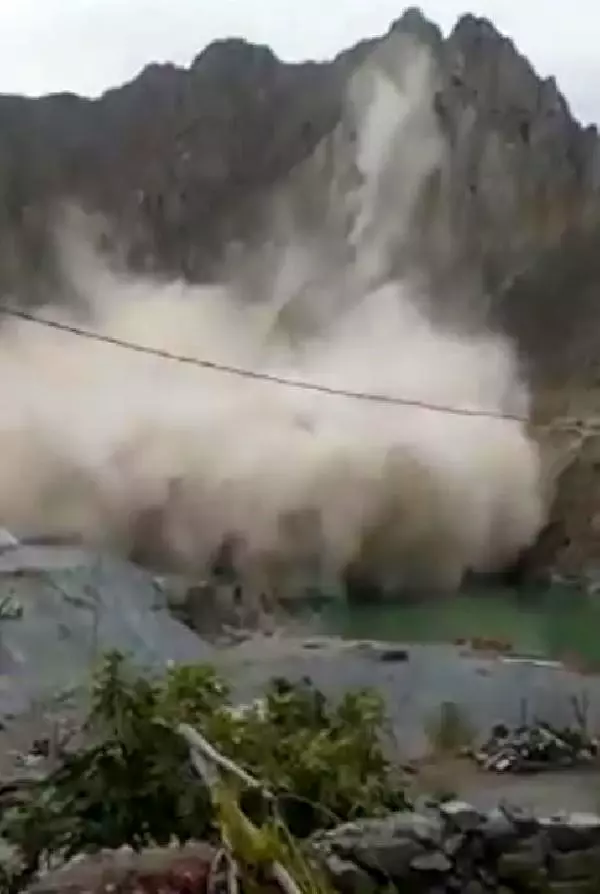 Artvin'de korkutan heyelan Artvin'de korkutan heyelan