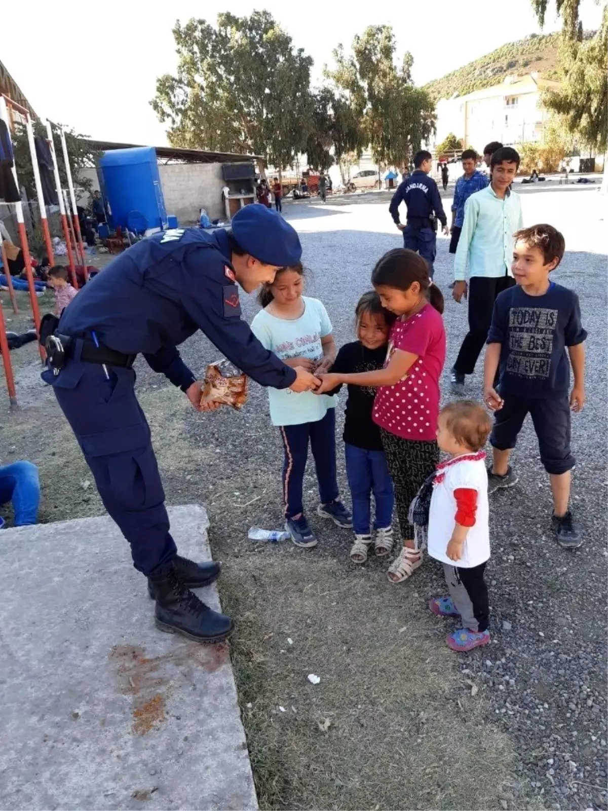 Ayvalık'ta 26 düzensiz göçmen ve 1 organizatör yakalandı