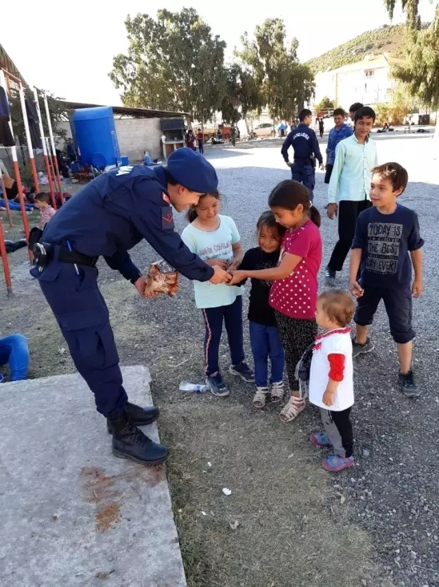 Ayvalık'ta 26 düzensiz göçmen ve 1 organizatör yakalandı Ayvalık'ta 26 düzensiz göçmen ve 1 organizatör yakalandı