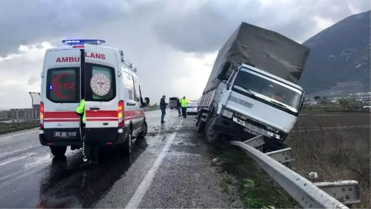 Bariyerlerin üzerine yan yatan kamyonetin sürücüsü yaralandı
