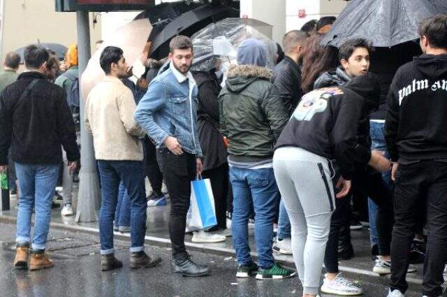Bin liralık indirim için yağmuru aldırış etmeden saatlerce sıra beklediler