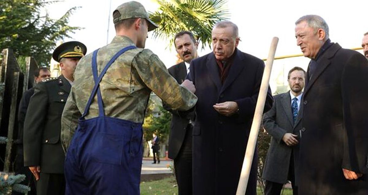 Cumhurbaşkanı Erdoğan, tezkeresine 10 gün kalan askere kalem hediye etti