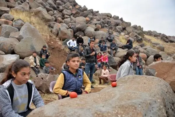 Kırsal mahallede ses yarışması düzenleyen çocuklar, Acun Ilıcalı'dan dönüş bekliyor Kırsal mahallede ses yarışması düzenleyen çocuklar, Acun Ilıcalı'dan dönüş bekliyor