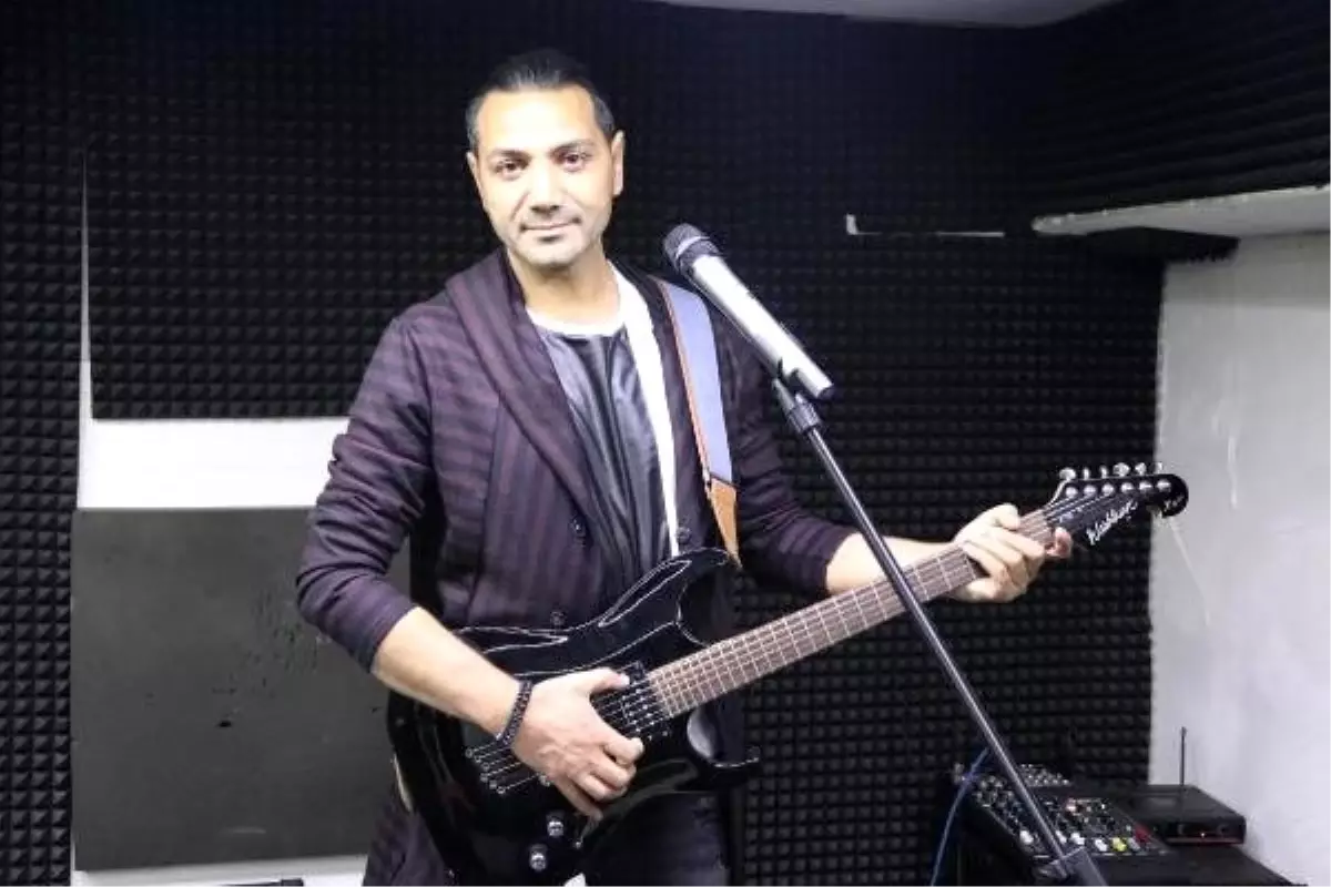 Emekli polis, memuru pop müzik şarkıcısı oldu