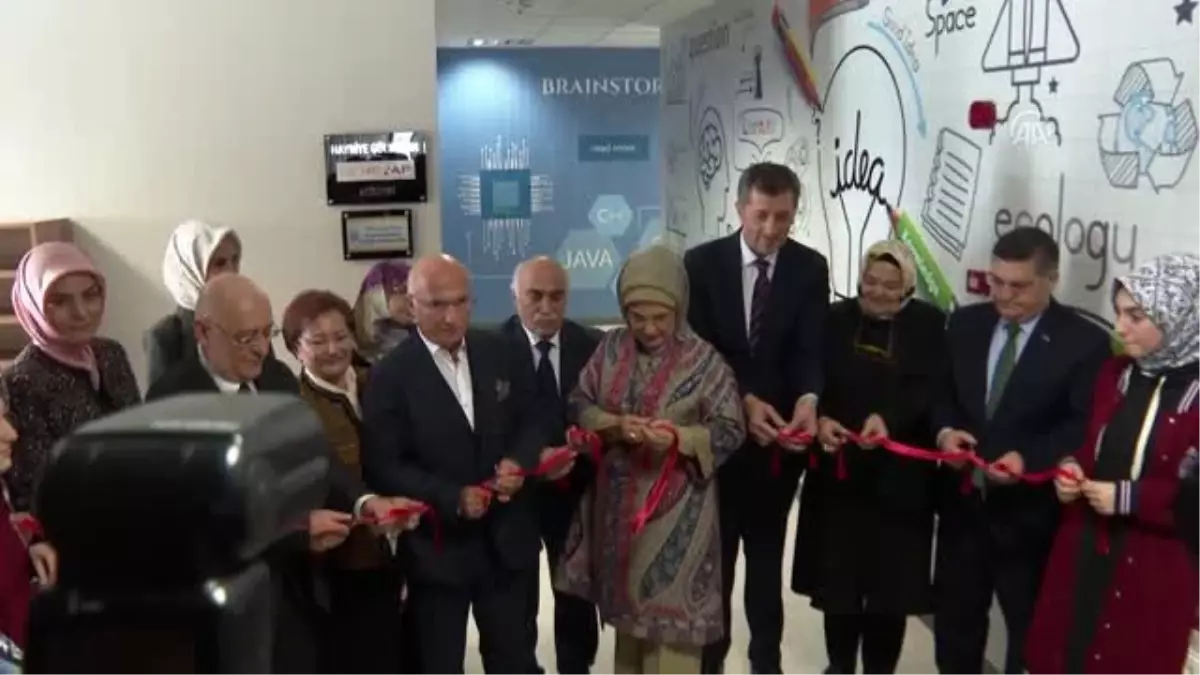 Emine Erdoğan, Hayriye Gülbaran Deneyap Atölyesi'ni gezdi