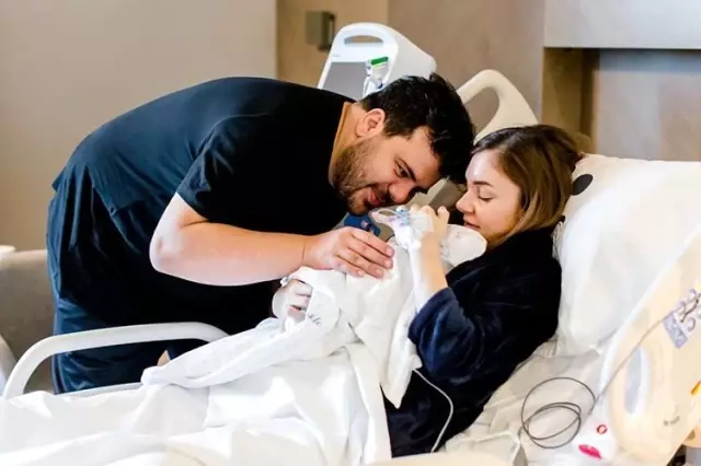 Eser Yenenler ve Berfu Yıldız çifti bebeklerinin fotoğraflarını paylaştı Eser Yenenler ve Berfu Yıldız çifti bebeklerinin fotoğraflarını paylaştı