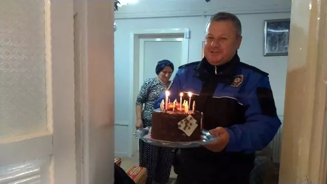 Genç kıza polislerden doğum günü sürprizi Genç kıza polislerden doğum günü sürprizi