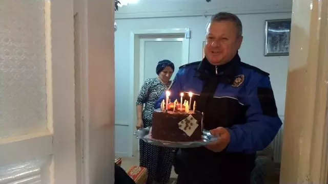 Genç kıza polislerden doğum günü sürprizi Genç kıza polislerden doğum günü sürprizi
