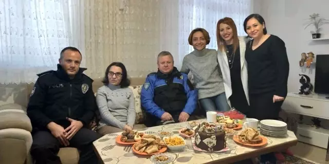 Genç kıza polislerden doğum günü sürprizi Genç kıza polislerden doğum günü sürprizi