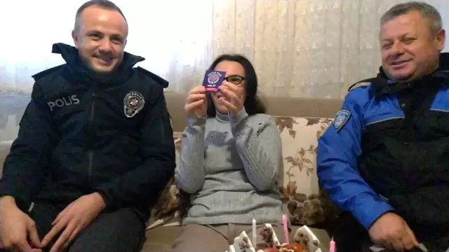 Genç kıza polislerden doğum günü sürprizi Genç kıza polislerden doğum günü sürprizi