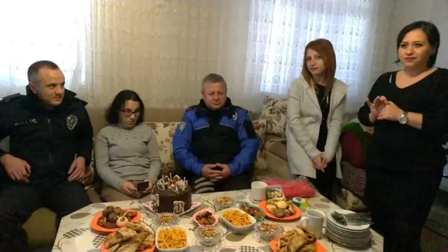 Genç kıza polislerden doğum günü sürprizi Genç kıza polislerden doğum günü sürprizi