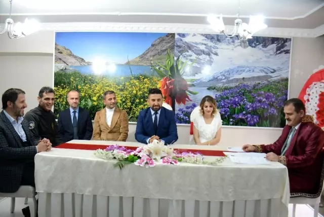 Hakkari Valisi Akbıyık ilk kez nikah kıydı Hakkari Valisi Akbıyık ilk kez nikah kıydı