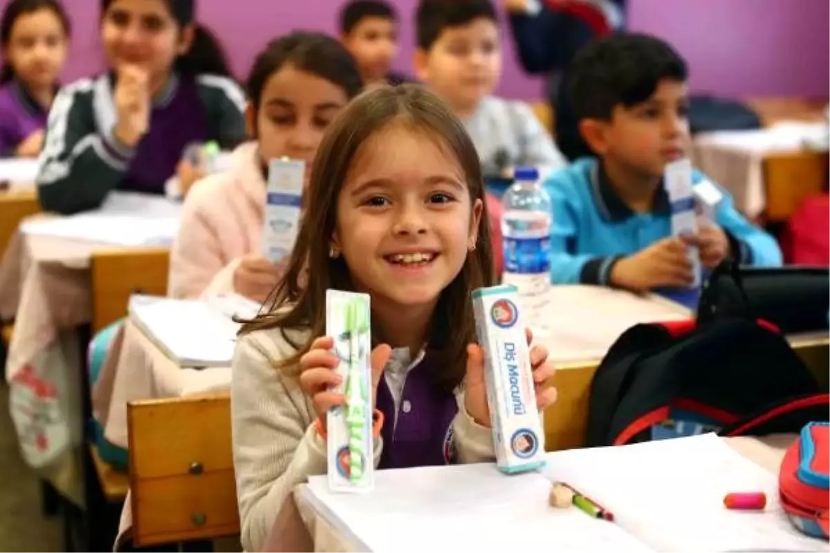 İlkokul öğrencilerine diş macunu ve diş fırçası dağıtıldı