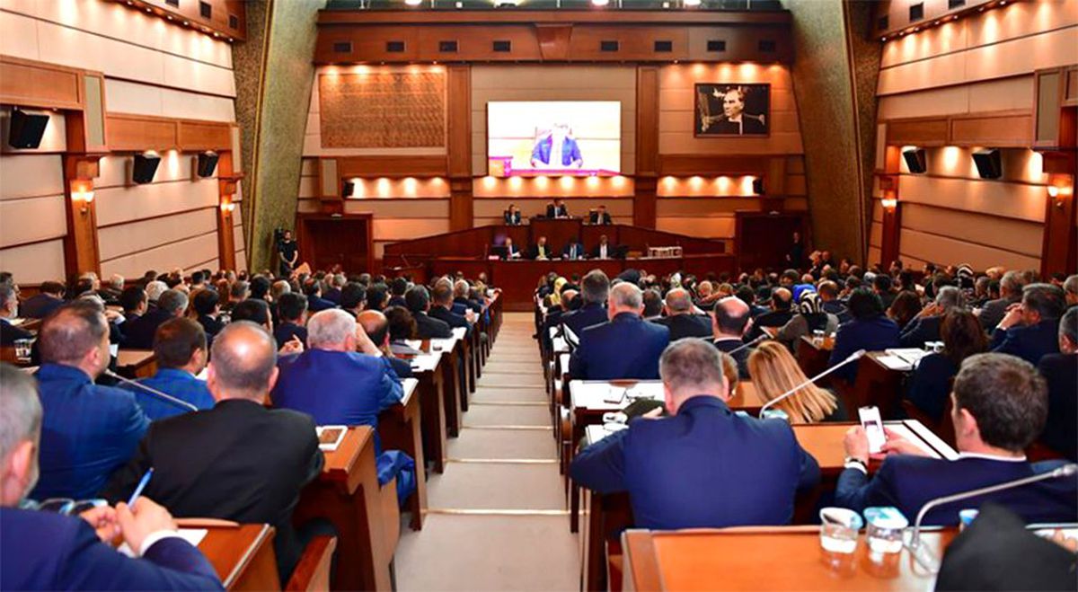 İmar planlarının görüşüldüğü İBB Meclisi'nde 'Özür dile' gerginliği tartışmalara neden oldu