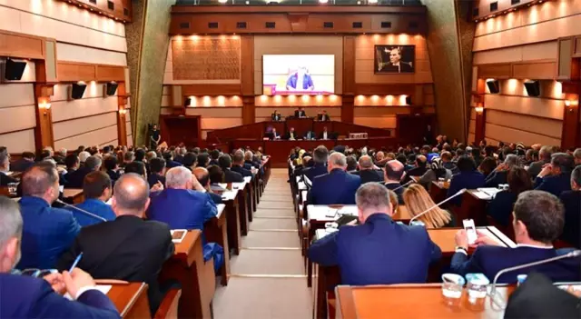 İmar planlarının görüşüldüğü İBB Meclisi'nde 'Özür dile' gerginliği tartışmalara neden oldu İmar planlarının görüşüldüğü İBB Meclisi'nde 'Özür dile' gerginliği tartışmalara neden oldu
