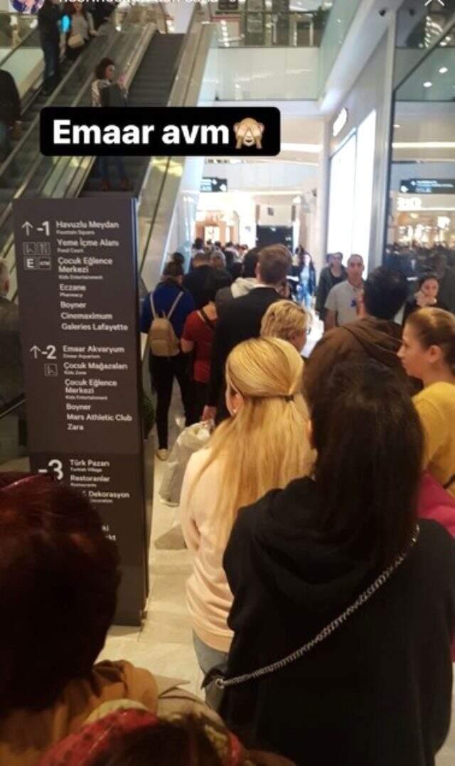 İndirimden yararlanmak isteyen vatandaşlar, sabahın ilk saatlerinde AVM'lere akın etti