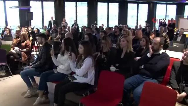 İş ve sanat dünyası, 'Marka Ol E Mi?' kitabının lansmanında bir araya geldi İş ve sanat dünyası, 'Marka Ol E Mi?' kitabının lansmanında bir araya geldi