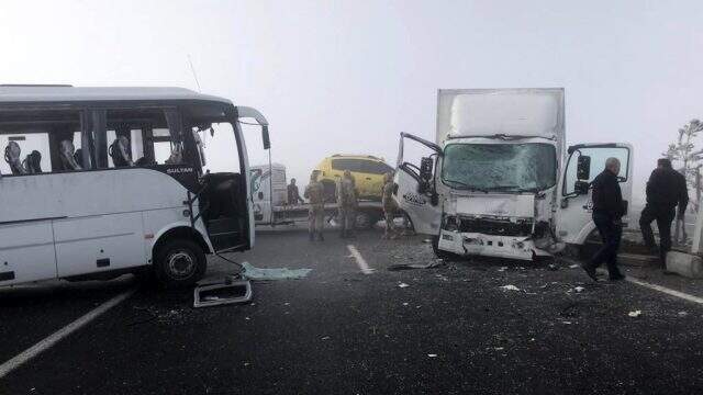 Kars'ta zincirleme trafik kazası: 20 yaralı