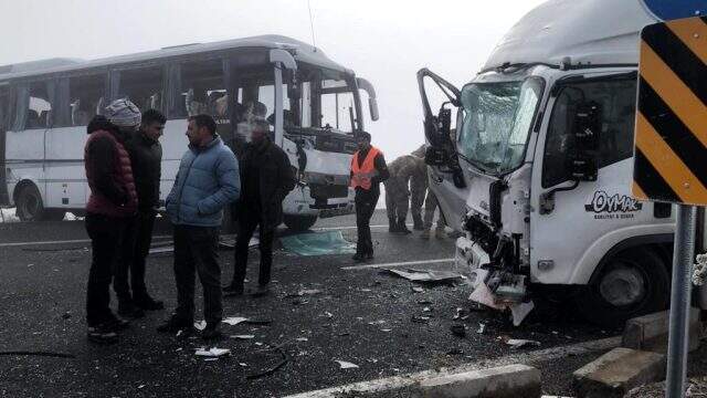 Kars'ta zincirleme trafik kazası: 20 yaralı