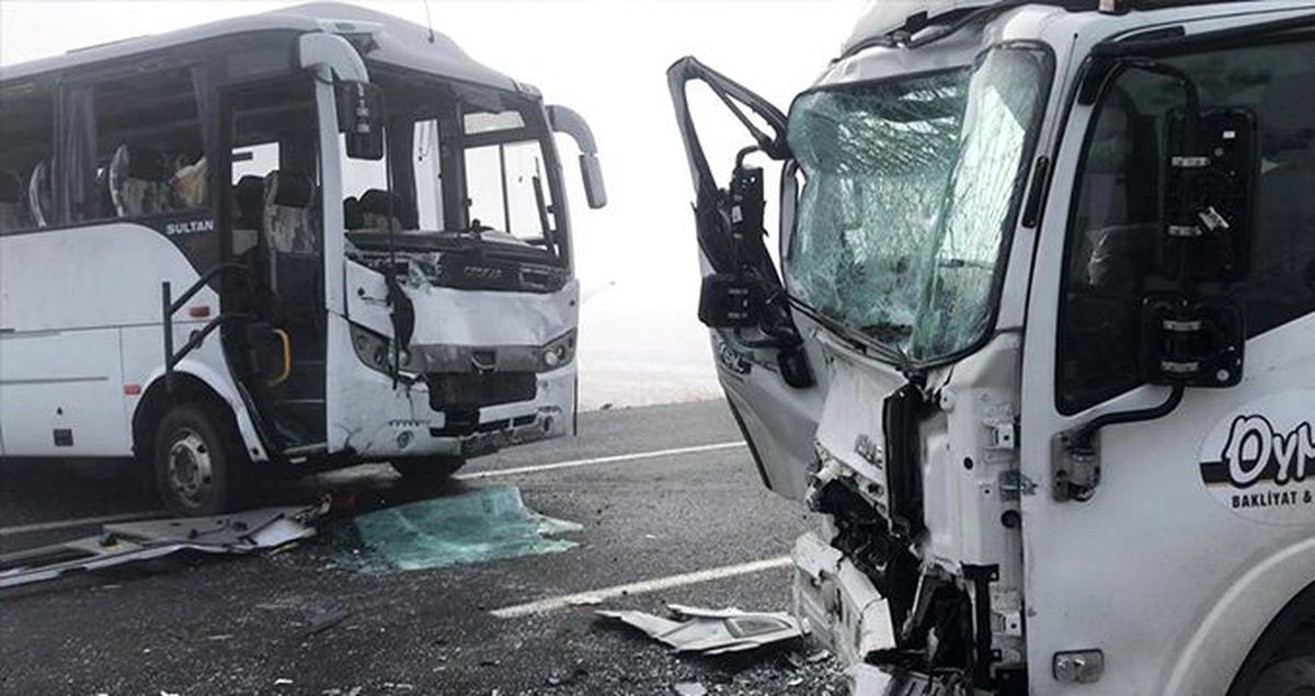 Kars'ta zincirleme trafik kazası: 20 yaralı
