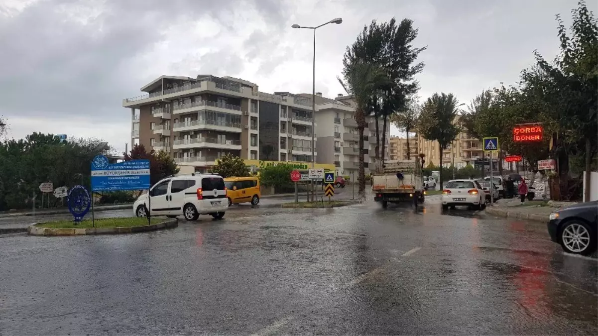 Kuşadası sağanak yağışa teslim oldu.