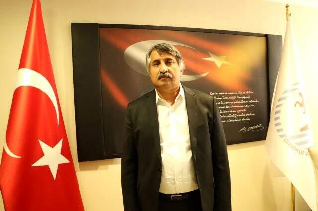 Masaya çıkıp doktora saldırdı