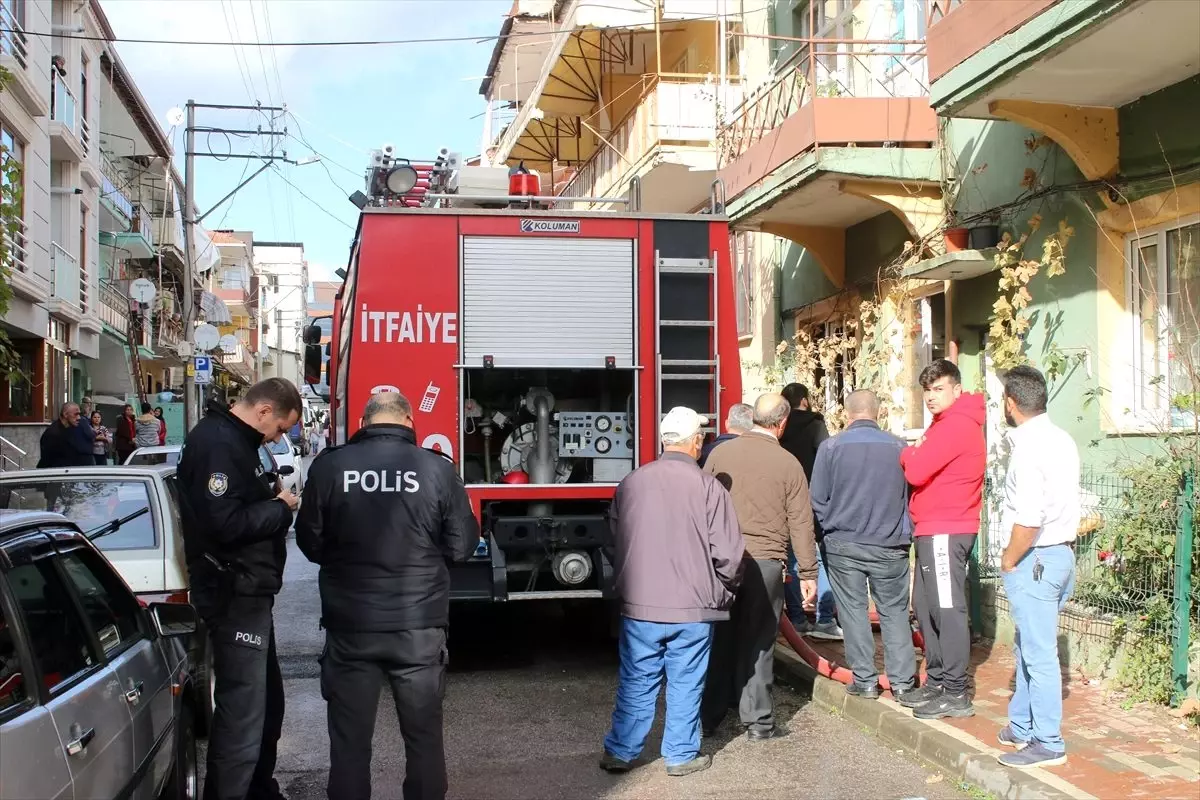 Muhabbet kuşunu yangından kurtarmak isterken dumandan etkilendi