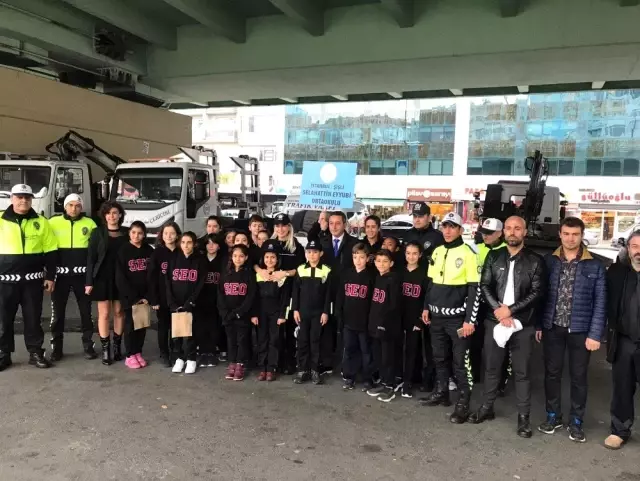 Öğrenciler trafik magandalarında