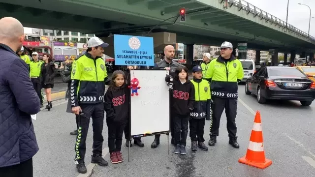Öğrenciler trafik magandalarında 'artık yeter' dedi Öğrenciler trafik magandalarında 'artık yeter' dedi