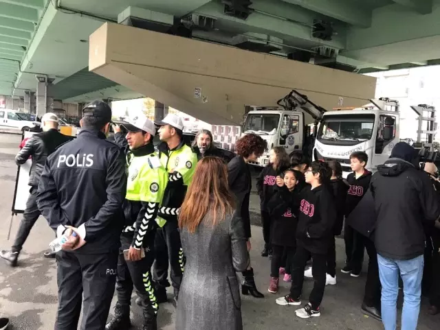Öğrenciler trafik magandalarında 'artık yeter' dedi Öğrenciler trafik magandalarında 'artık yeter' dedi