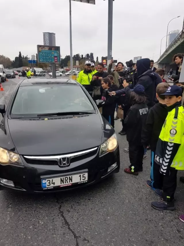 Öğrenciler trafik magandalarında 'artık yeter' dedi Öğrenciler trafik magandalarında 'artık yeter' dedi