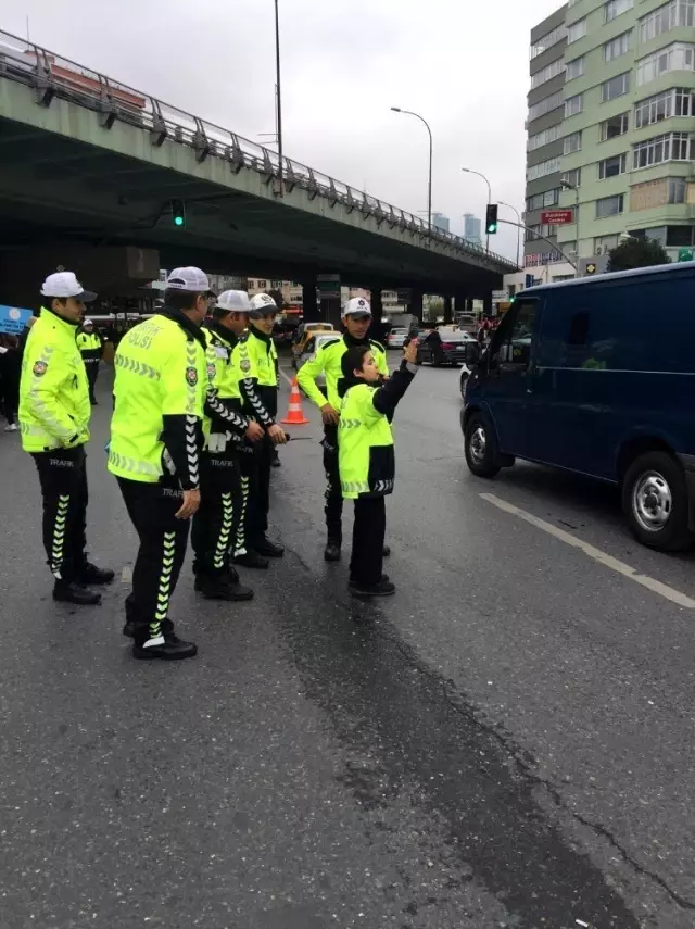 Öğrenciler trafik magandalarında 'artık yeter' dedi Öğrenciler trafik magandalarında 'artık yeter' dedi