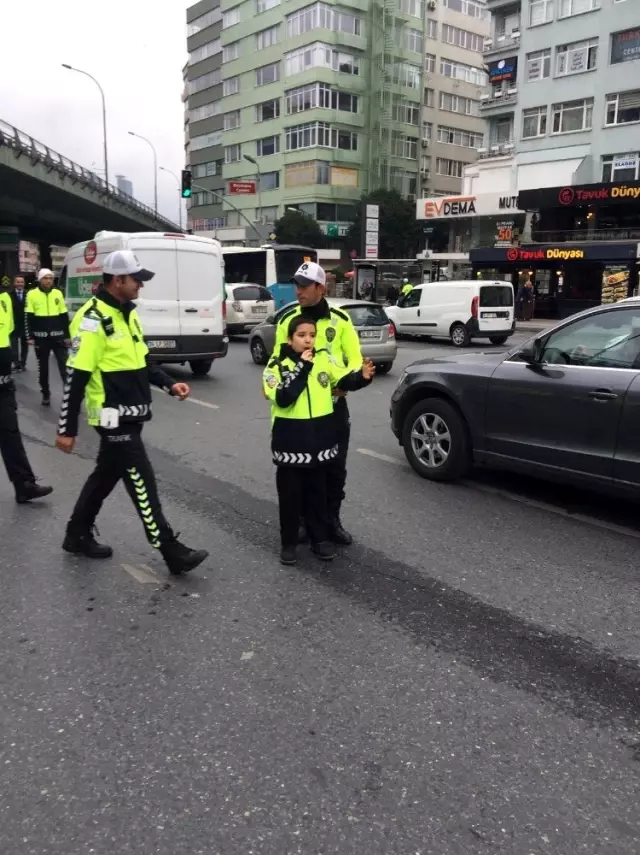 Öğrenciler trafik magandalarında 'artık yeter' dedi Öğrenciler trafik magandalarında 'artık yeter' dedi