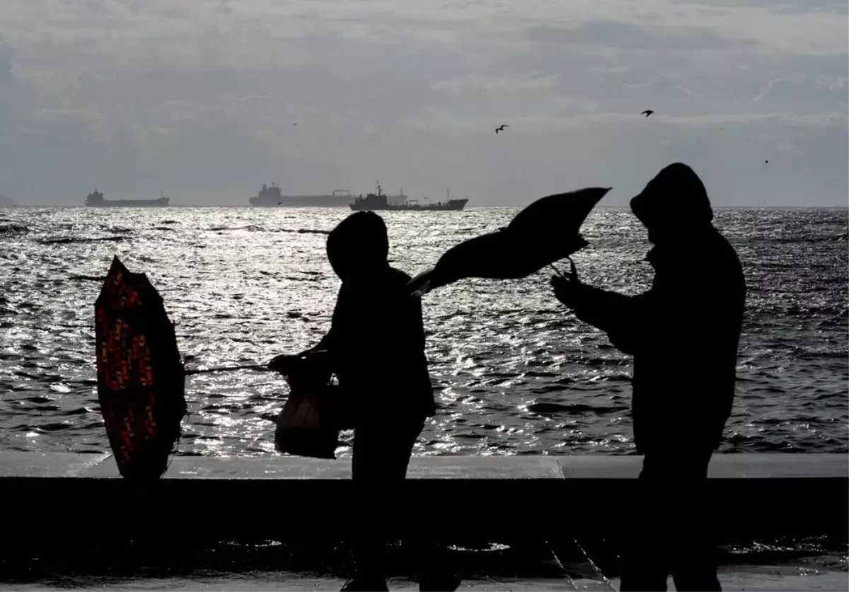 Şiddetli rüzgar nedeniyle şemsiyeler havada uçuştu
