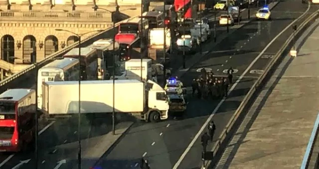 Londra Köprüsü'nde bıçaklı kavga, polis saldırganı vurarak yakaladı