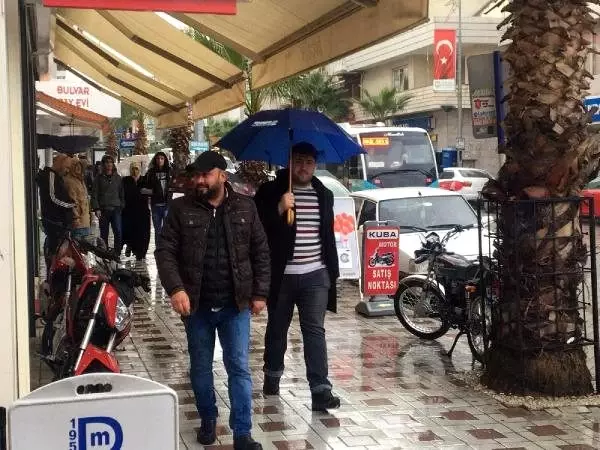 Turgutlu'da sağanak etkili oldu Turgutlu'da sağanak etkili oldu