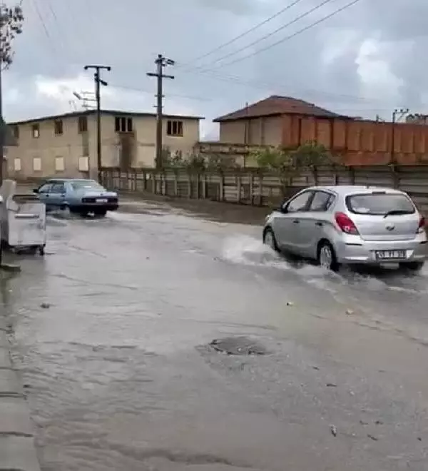 Turgutlu'da sağanak etkili oldu Turgutlu'da sağanak etkili oldu