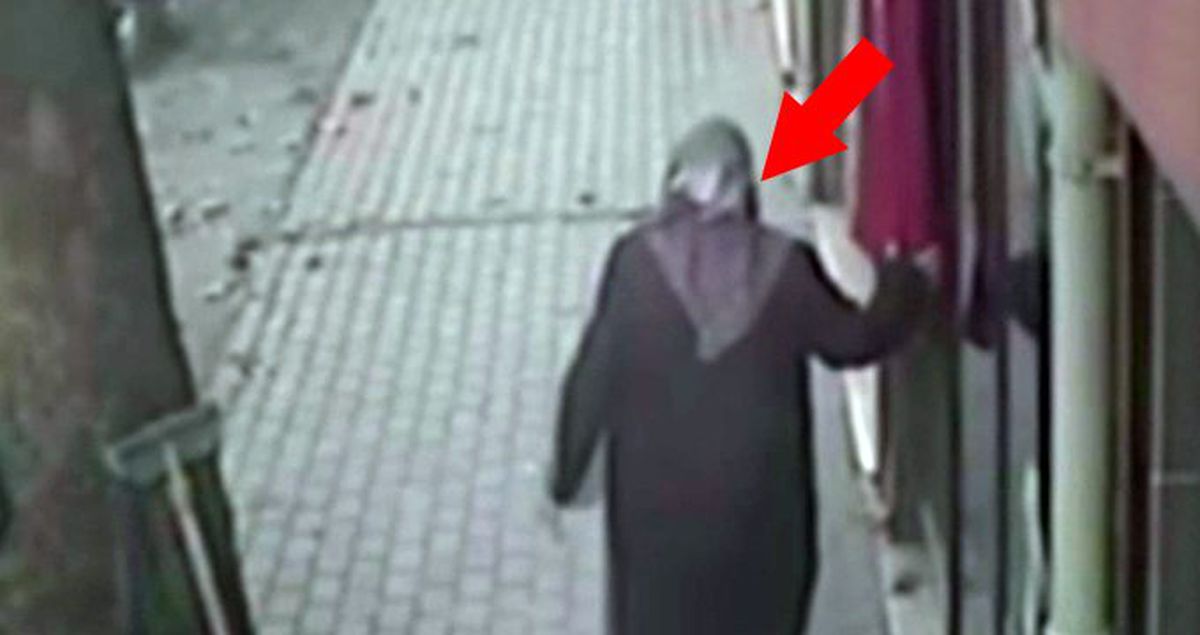 Türk bayrağını öpüp alnına koyan yaşlı kadın duygulandırdı
