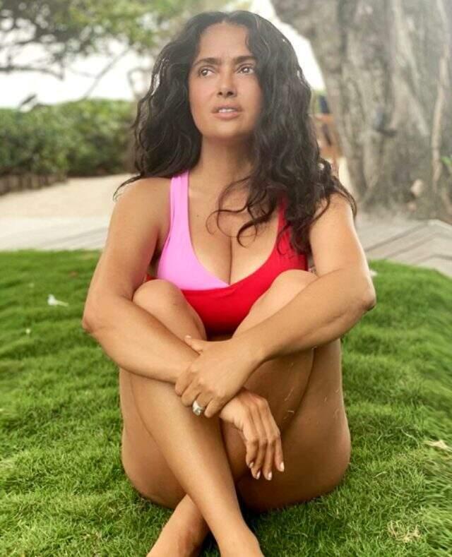 53 yaşındaki yıldız oyuncu Salma Hayek, kalça pozuyla nefes kesti