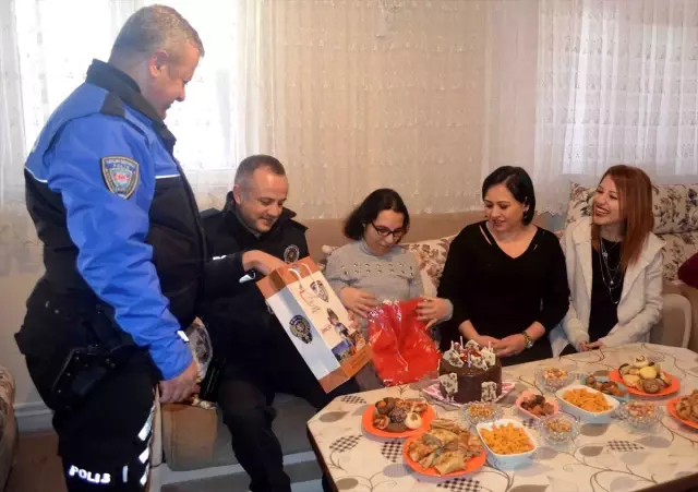Amasya'da polis engelli gence doğum günü sürprizi yaptı Amasya'da polis engelli gence doğum günü sürprizi yaptı