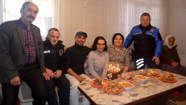 Amasya'da polis engelli gence doğum günü sürprizi yaptı Amasya'da polis engelli gence doğum günü sürprizi yaptı