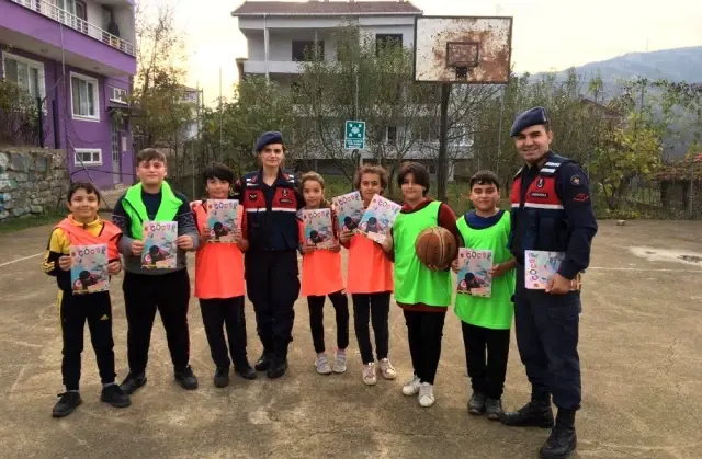 Ayancık Jandarmasından öğrencilere çocuk dergisi Ayancık Jandarmasından öğrencilere çocuk dergisi