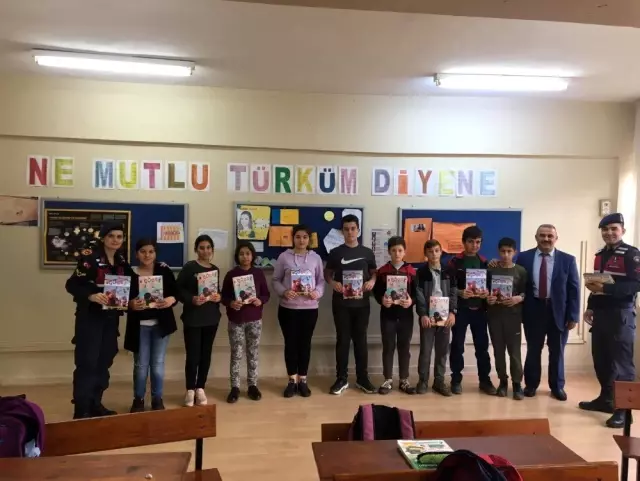 Ayancık Jandarmasından öğrencilere çocuk dergisi Ayancık Jandarmasından öğrencilere çocuk dergisi