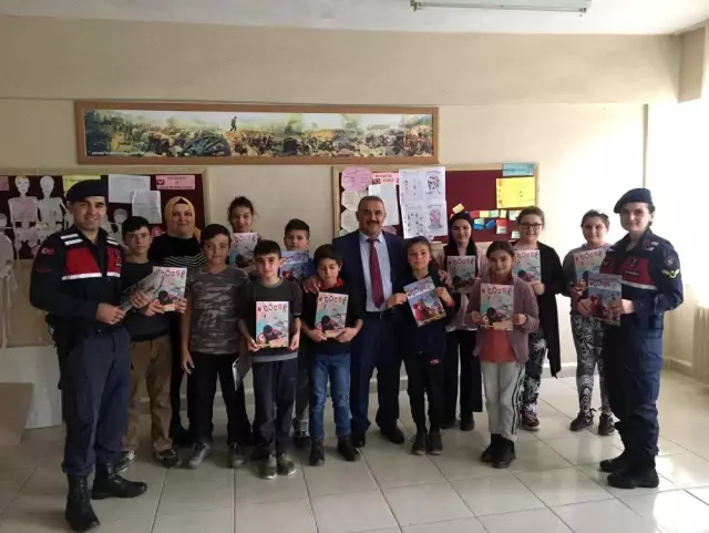 Ayancık Jandarmasından öğrencilere çocuk dergisi Ayancık Jandarmasından öğrencilere çocuk dergisi